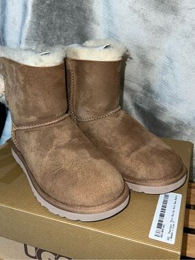 UGG Women’s Bailey Bow Chestnut Brown Size 5 NICE!